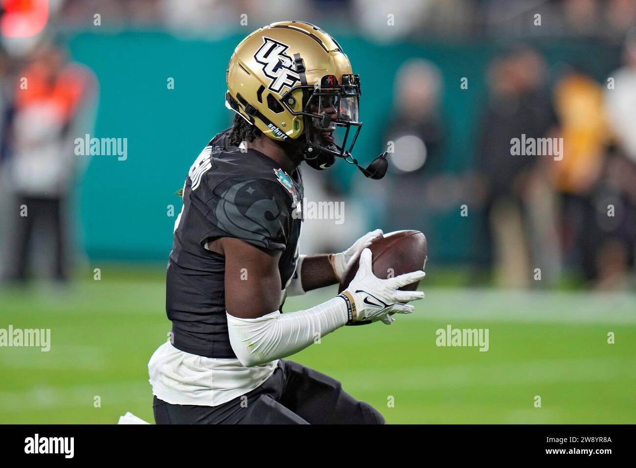 Central Florida Wide Receiver Kobe Hudson (2) Scores On A 17-yard ...