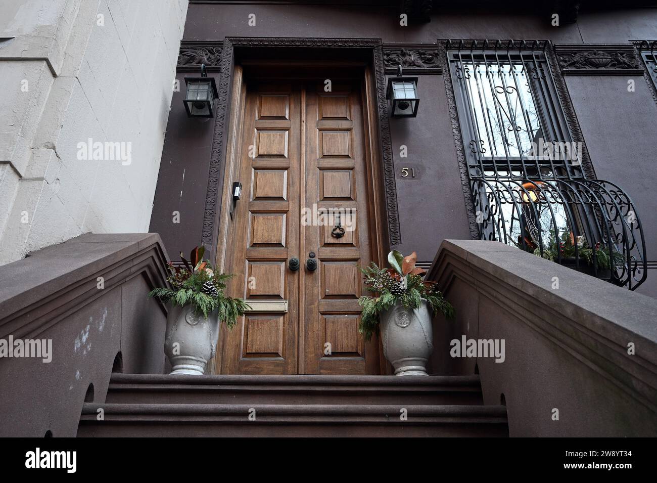 New York, USA. 22nd Dec, 2023. Exterior view of the Manhattan brownstone used in the movie titled 'Home Alone 2: Lost in New York' for sale at the listed price of $6.7 million, New York, NY, December 22, 2023. (Photo by Anthony Behar/Sipa USA) Credit: Sipa USA/Alamy Live News Stock Photo