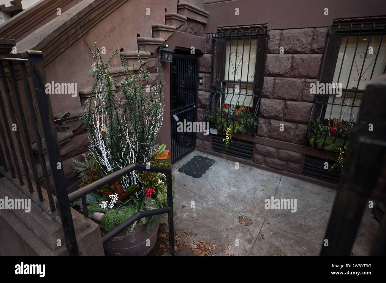 New York, USA. 22nd Dec, 2023. View of lower sidewalk entrance of the Manhattan brownstone used in the movie titled 'Home Alone 2: Lost in New York' for sale at the listed price of $6.7 million, New York, NY, December 22, 2023. (Photo by Anthony Behar/Sipa USA) Credit: Sipa USA/Alamy Live News Stock Photo
