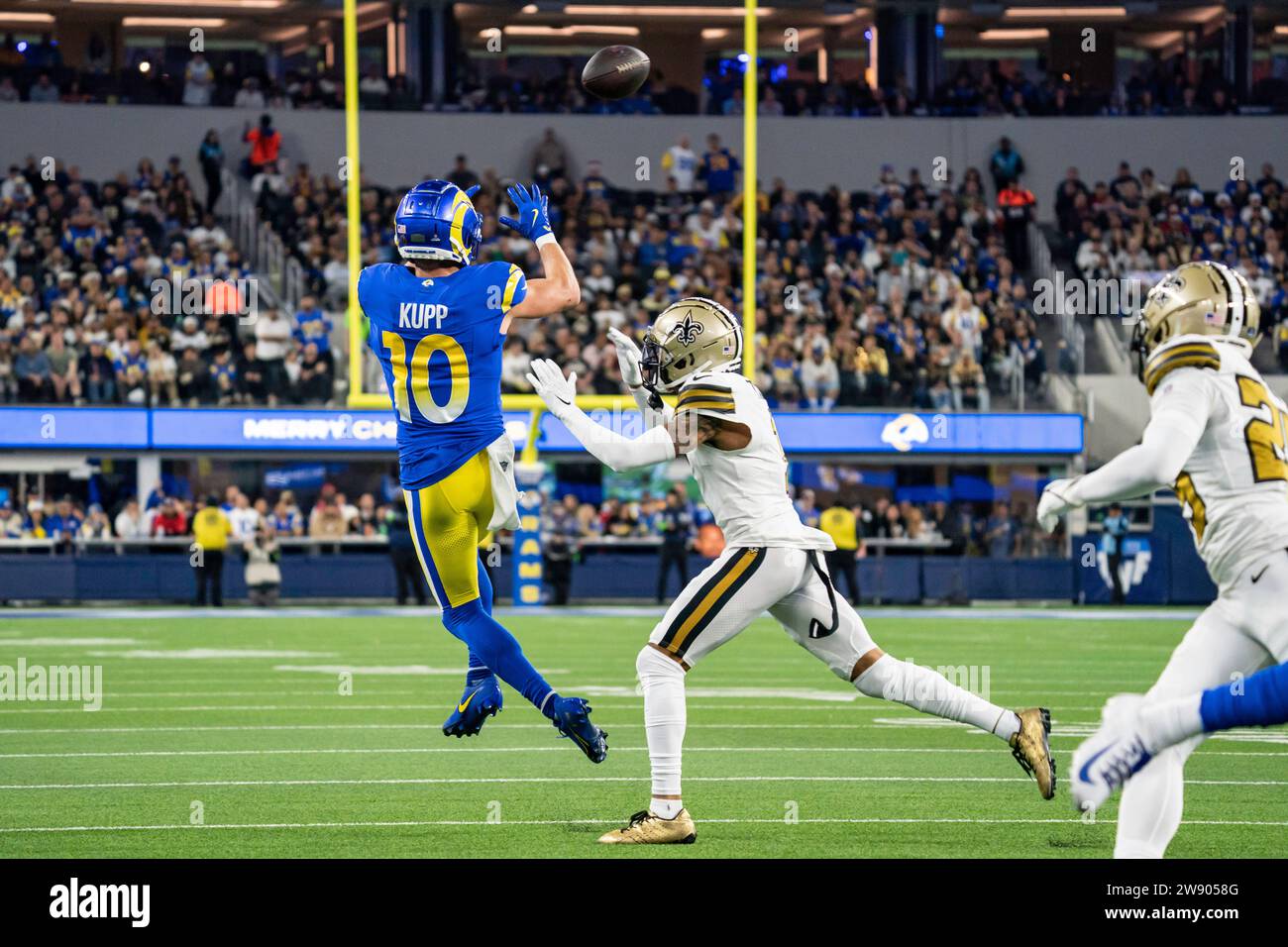 Los Angeles Rams wide receiver Cooper Kupp (10) catches a pass against