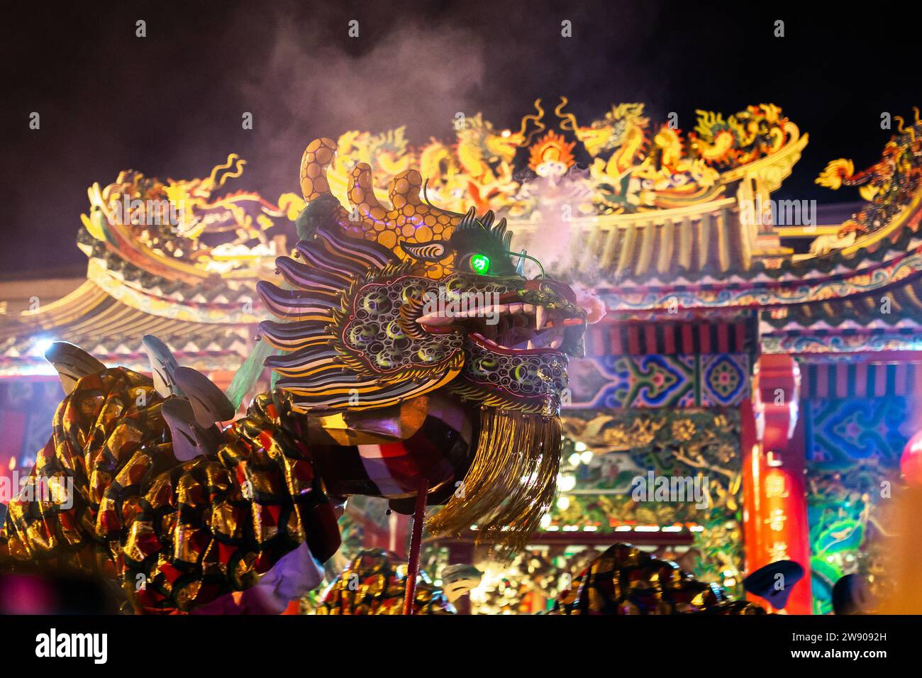 A Chinese dragon in front of a Chinese temple Stock Photo - Alamy