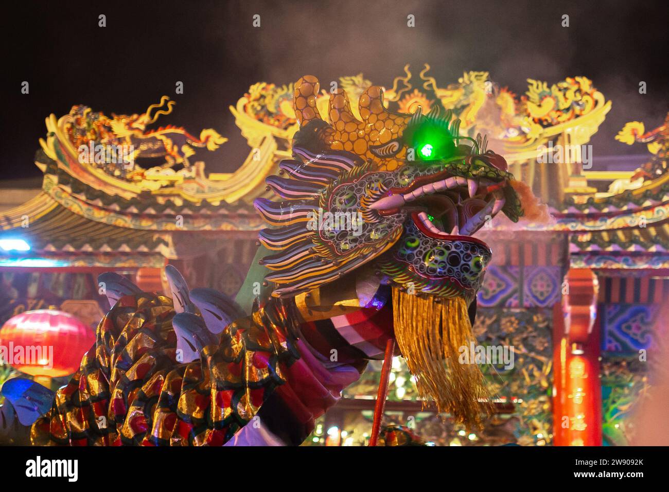 A Chinese dragon in front of a Chinese temple Stock Photo - Alamy