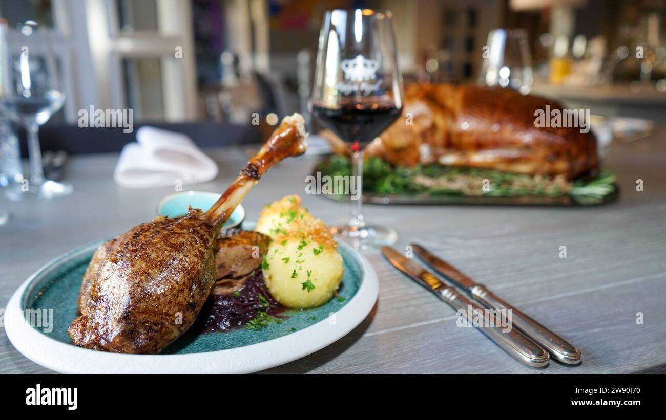 23.12.2023: Gänsebraten mit Rotkohl und Klößen. Ein in Deutschland sehr ...