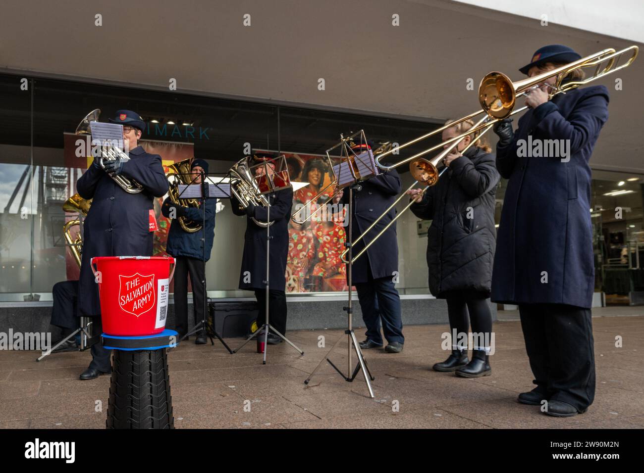 Coventry, West Midlands, UK. 23rd Dec, 2023. Coventry city centre was very busy with shoppers buying their last minute Christmas goods today. The Salvation Army band entertained shoppers with Christmas Carols. Credit: AG News/Alamy Live News Stock Photo