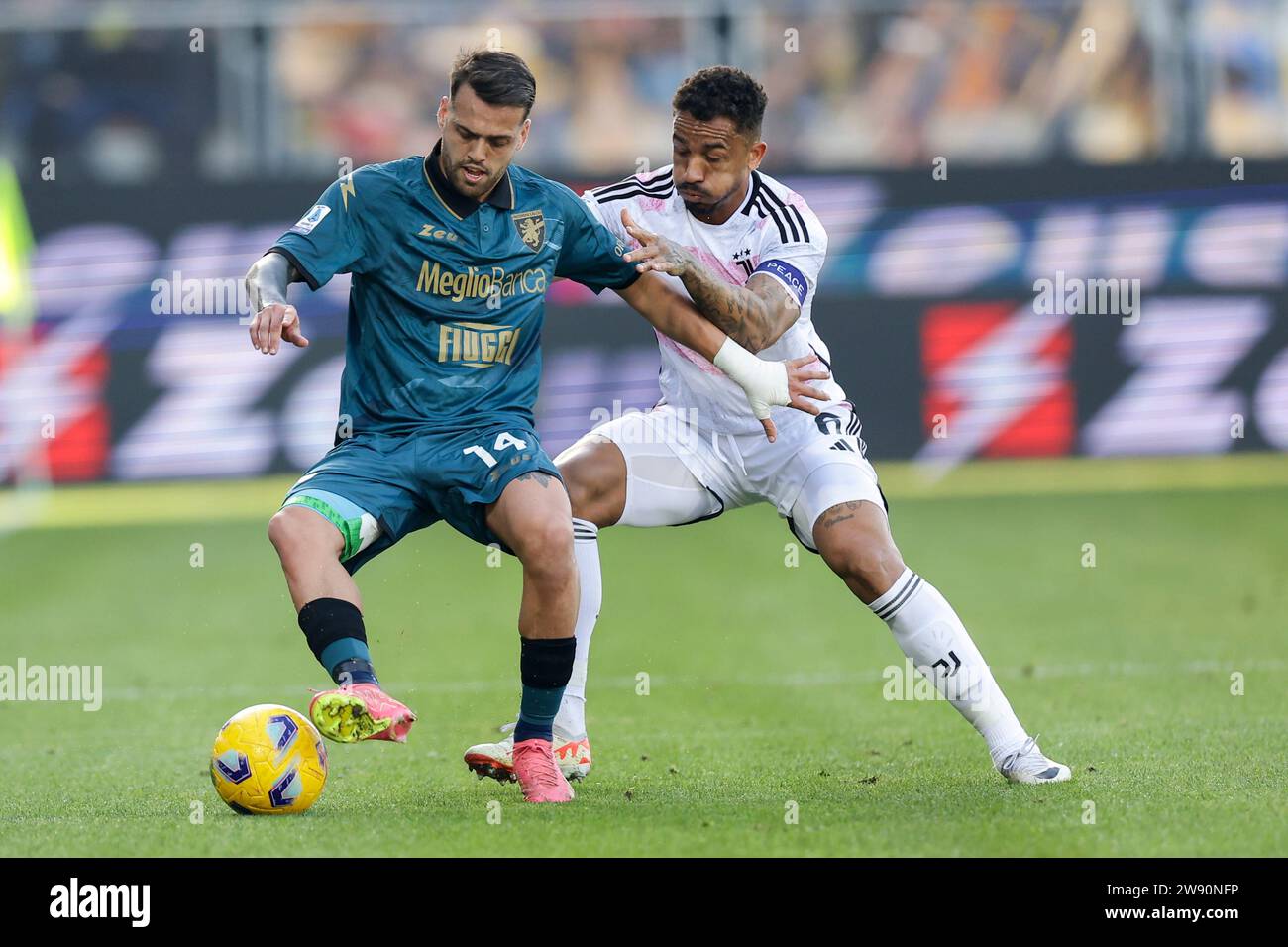 Frosinone, Italy. 23rd Dec, 2023. Frosinone's Italian midfielder Francesco Gelli challenges for the ball with Juventus' Brazilian defender Danilo during the Serie A football match between Frosinone Calcio vs Juventus FC at the Benito Stirpe stadium in Frosinone, Italy on December 23, 2023. Credit: Independent Photo Agency/Alamy Live News Stock Photo