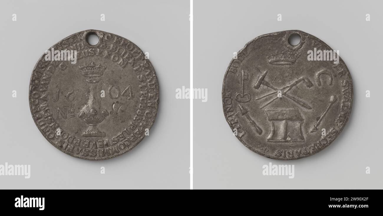 Smidsgilde van Vlissingen, Gildepenning with no. 17, Anonymous, 1806 medal Lead medal with hole in it. Front: Crowned bottle between the year and inscription No. 17 Within a three -line change. Reverse: crossed tongs and front hammer above anvil under crown, surrounded by key, trowel, horseshoe and arrow inside. Flushing lead (metal) casting / engraving  Flushing Stock Photo