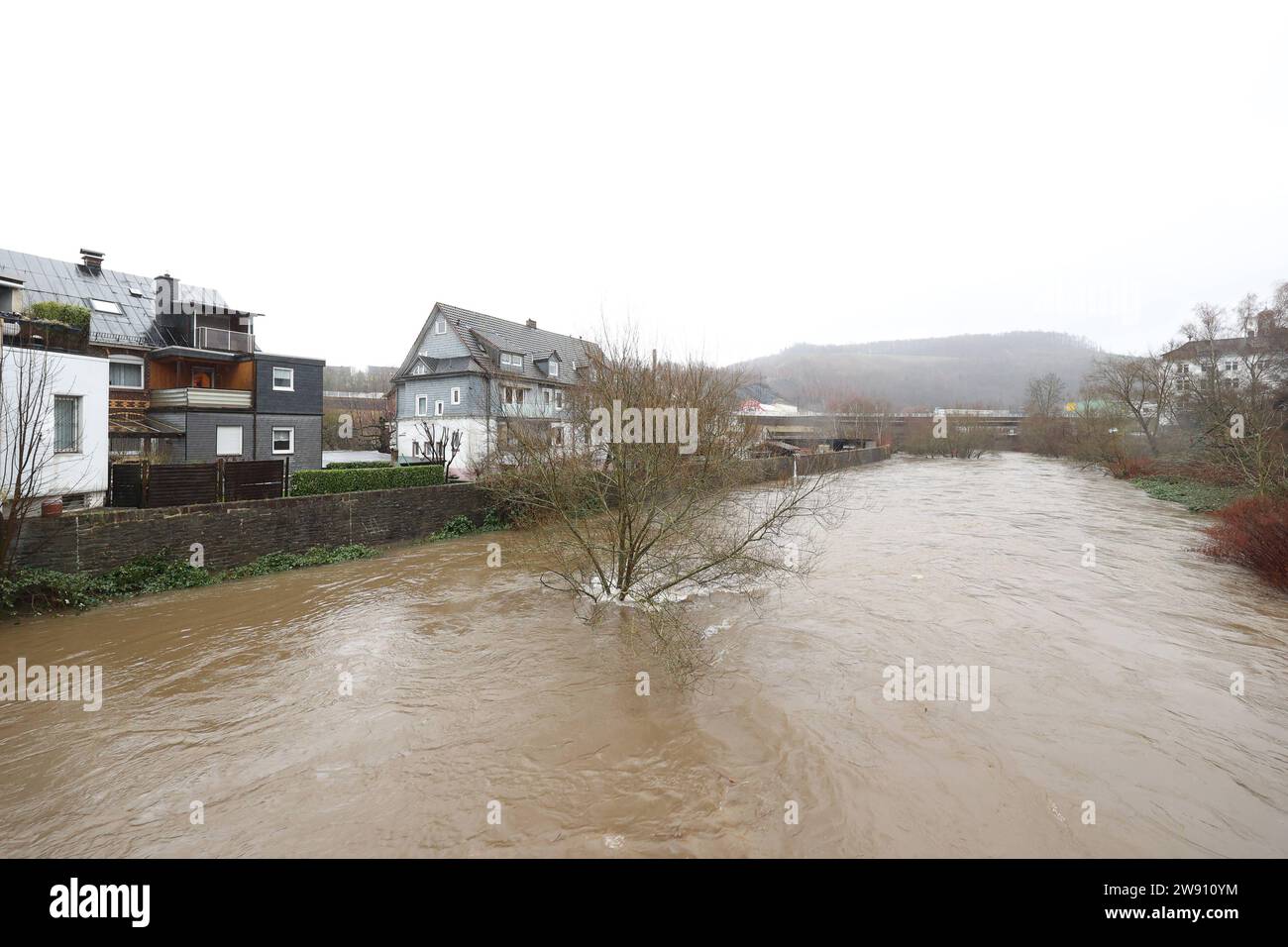 Der Dauerregen hat die Sieg ueber über die Ufer wie hier bei Siegen