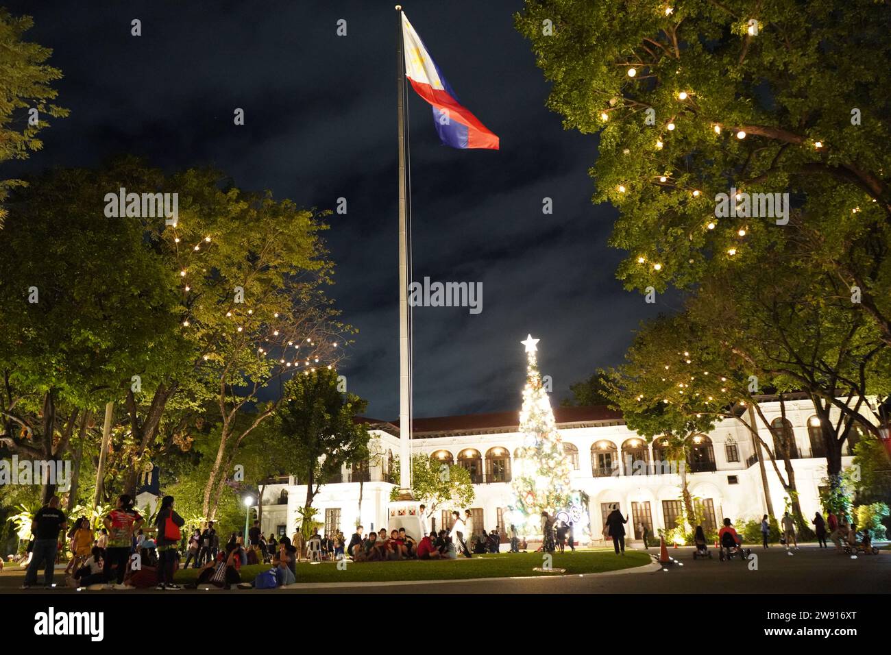 Manila, Philippines. 23rd December 2023. A giant Christmas Tree is the centerpiece attraction inside Malacanang Palace where public are allowed to enter during the Christmas festivities. Dubbed as 'Tara sa Palasyo,' is a jubilant celebration with carnival rides, engaging games, and delectable food, creating an atmosphere of joy and camaraderie during the Yuletide season. (Credit Image: © Sherbien Dacalanio/Alamy Live News) Stock Photo