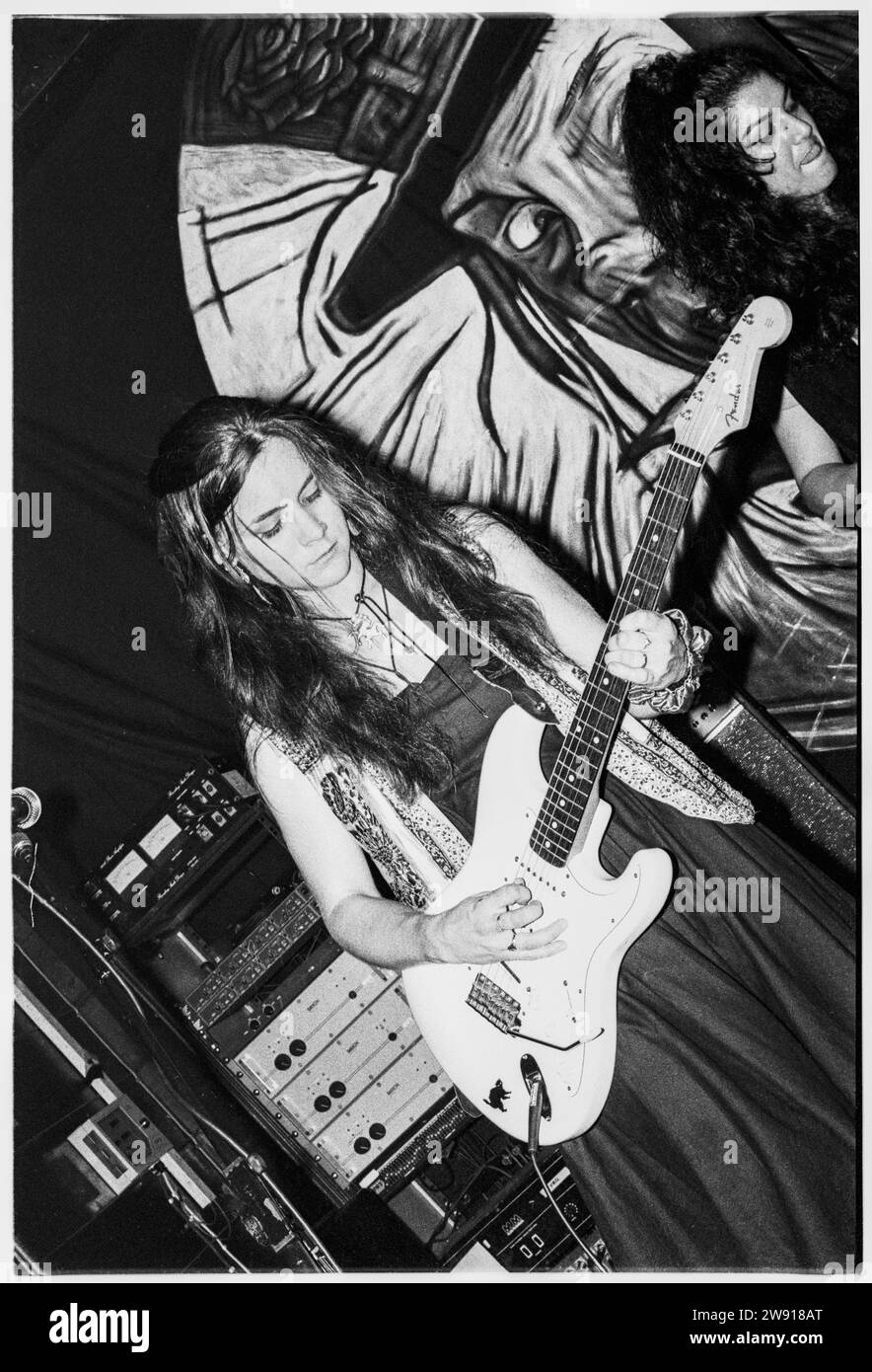 VOODOO QUEENS, BRISTOL FLEECE, 1993: Guitarist Ella Guru (born Ella Drauglis). The Voodoo Queens play Bristol Fleece and Firkin in Bristol, England, UK on 28 July 1993. Photo: Rob Watkins.  BAND INFO: The Voodoo Queens, a British indie punk band formed in the early '90s, was fronted by Anjali Bhatia. Their energetic and feminist-infused music, including the riotous single 'Supermodel-Superficial,' brought a unique blend of punk and pop, making them a notable presence in the Riot Grrrl alternative music scene. Stock Photo