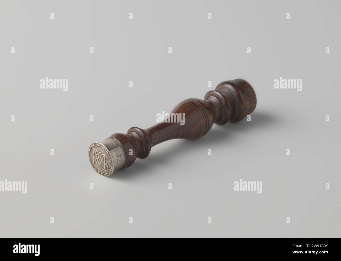 Broker's stick of Diemer- or Watergraafsmeer, Daniël Le Feber (attributed to), c. 1794  Brown wooden stick with a silver cachet on one side. On the other hand, the corresponding cachet is missing. Dated: on the edge of the cachet: AO. 1794. marked: on the edge of the cachet: Dlp. On the cachet inscription. Amsterdam silver (metal). kingwood (wood) engraving / striking (metalworking)  Amsterdam Stock Photo