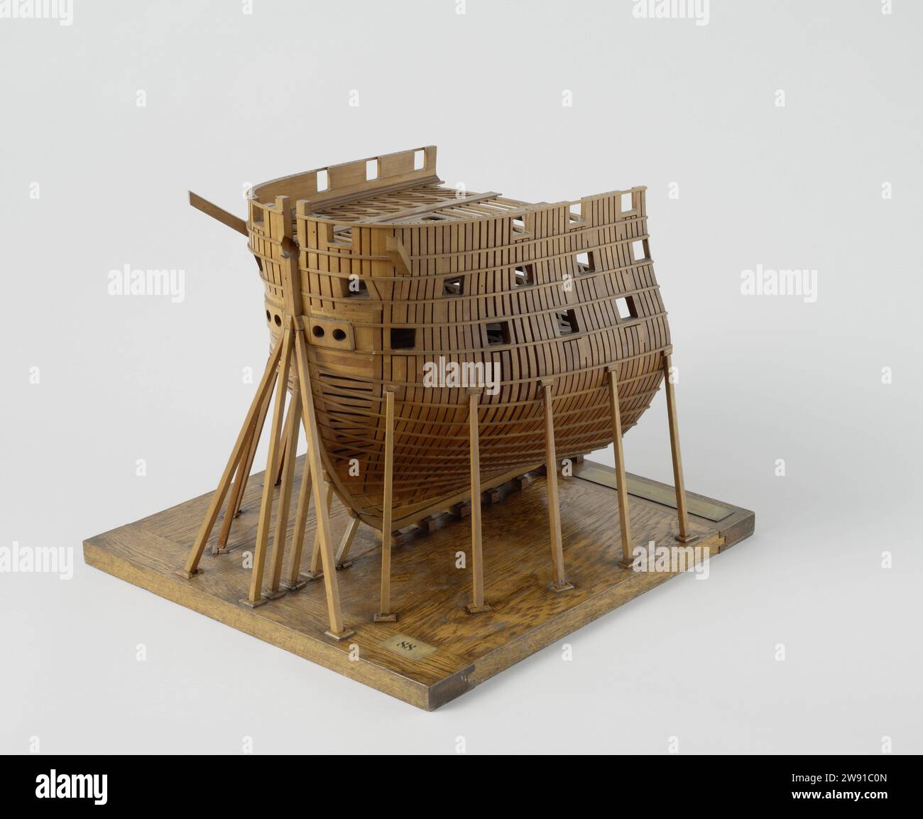 Model of the Bow of an 84-Gun Ship of the Line, Rijkswerf Vlissingen, 1822 demonstration model Technical model that demonstrates the construction with the cross -band of Sir Robert Seppings, on the piped blocks on a ground board. For ship with two crane beams and four tizzy plates, which are between horizontal tires. Curved pre -stem, Boiling around. Coebrug deck, two guns and baking deck: the top three decks have a diagonal warp in the web, the deck beams are supported by brass knees. Beting on the lower gun deck. Thirteen -part trusses with cross -context. No skin, but sentence. A number of Stock Photo