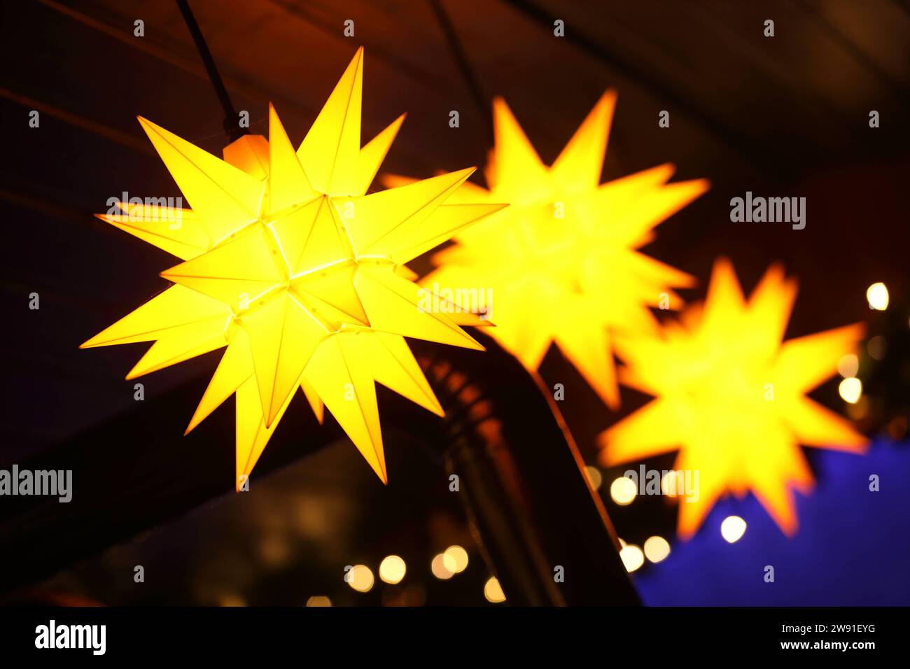 Gelb leuchtende Weihnachtssterne - Erfurt, Deutschland, DEU, GER ...