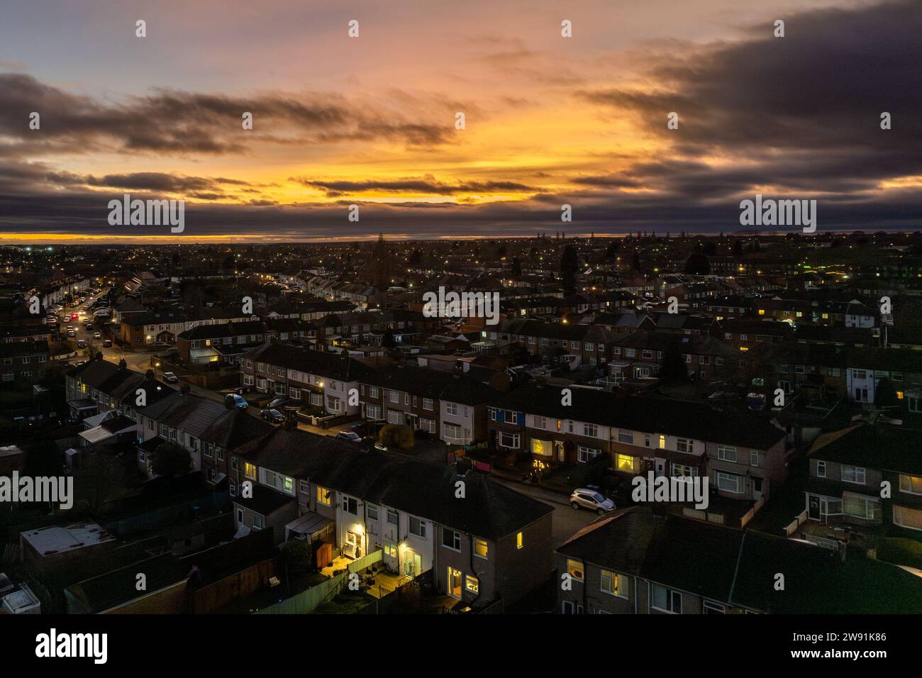 Radford, Coventry, West Midlands, UK. 23rd Dec, 2023. The sun sets over Coventry after a day of sunshine and high winds. Credit: AG News/Alamy Live News Stock Photo