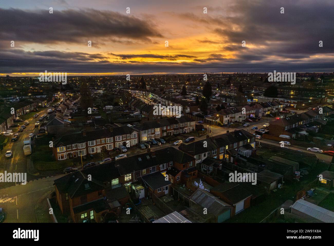 Radford, Coventry, West Midlands, UK. 23rd Dec, 2023. The sun sets over Coventry after a day of sunshine and high winds. Credit: AG News/Alamy Live News Stock Photo