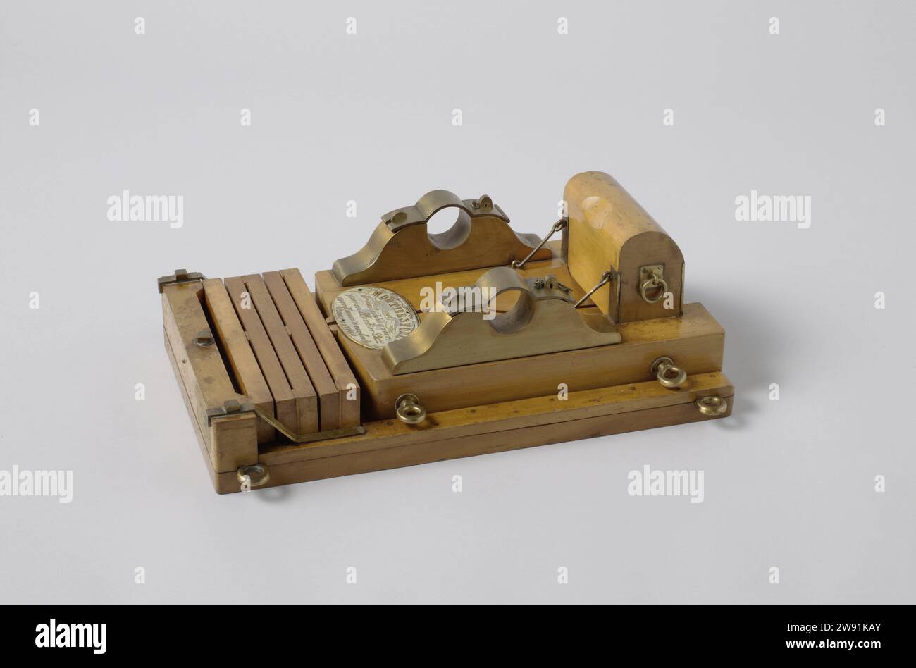 Model of the Bed of a 20-cm Sea Service Mortar on a Pivoting Undercarriage, Rijkswerf Amsterdam, 1855 demonstration model Model of a mortar chair for Mortier of 20 inches (cm) on rotary bed. The rotary bed consists of a flat wooden plate with hole for the pivot bolt in the middle. On the back is a fixed bump with five removable beams that serve as a buffer for taking care of the recoil; Small bobbins have been applied between these beams, turns at the ends or in the middle, so that the beams can feathers. The chair consists of two parts -placed parts and has tap cushions entirely of brass, a t Stock Photo