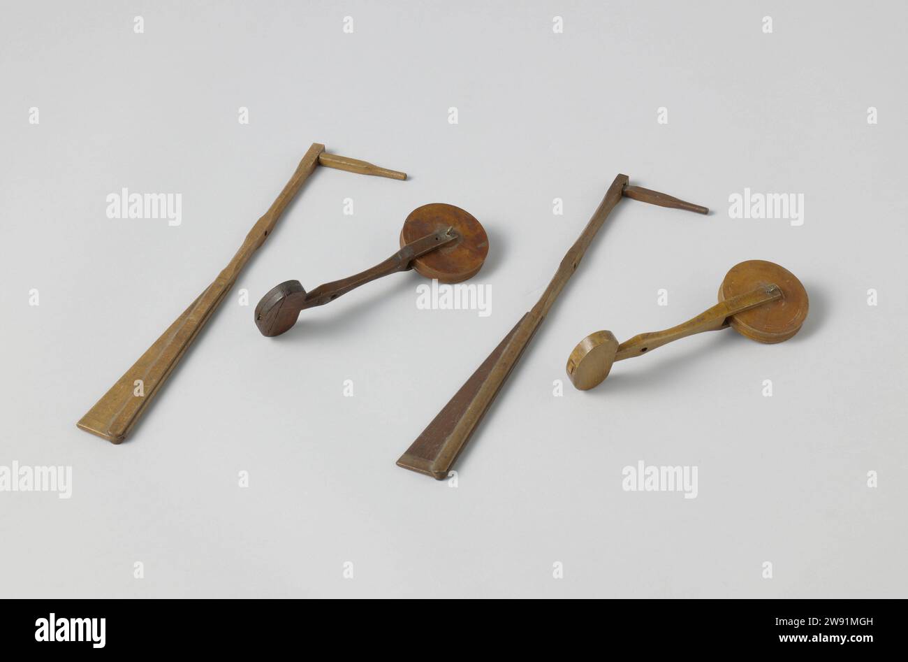 Parts of a Model of a Rowing Mechanism, Jochem Pietersz. Asmus, 1797 - 1810 demonstration model Parts of a very incomplete model of a rowing or wrigguel, consisting of two pairs of identical parts. The first pair are rowing germs or stirring, with a hole in the standard at half -height, and a kind of tile stick that can move vertically. The other parts consist of a forked piece of wood with a large disc in the fork, and at the other a kidney -shaped piece of wood; This part also has a hole in the middle. This inventory number originally also contained some models of masts, round wooden, seals Stock Photo