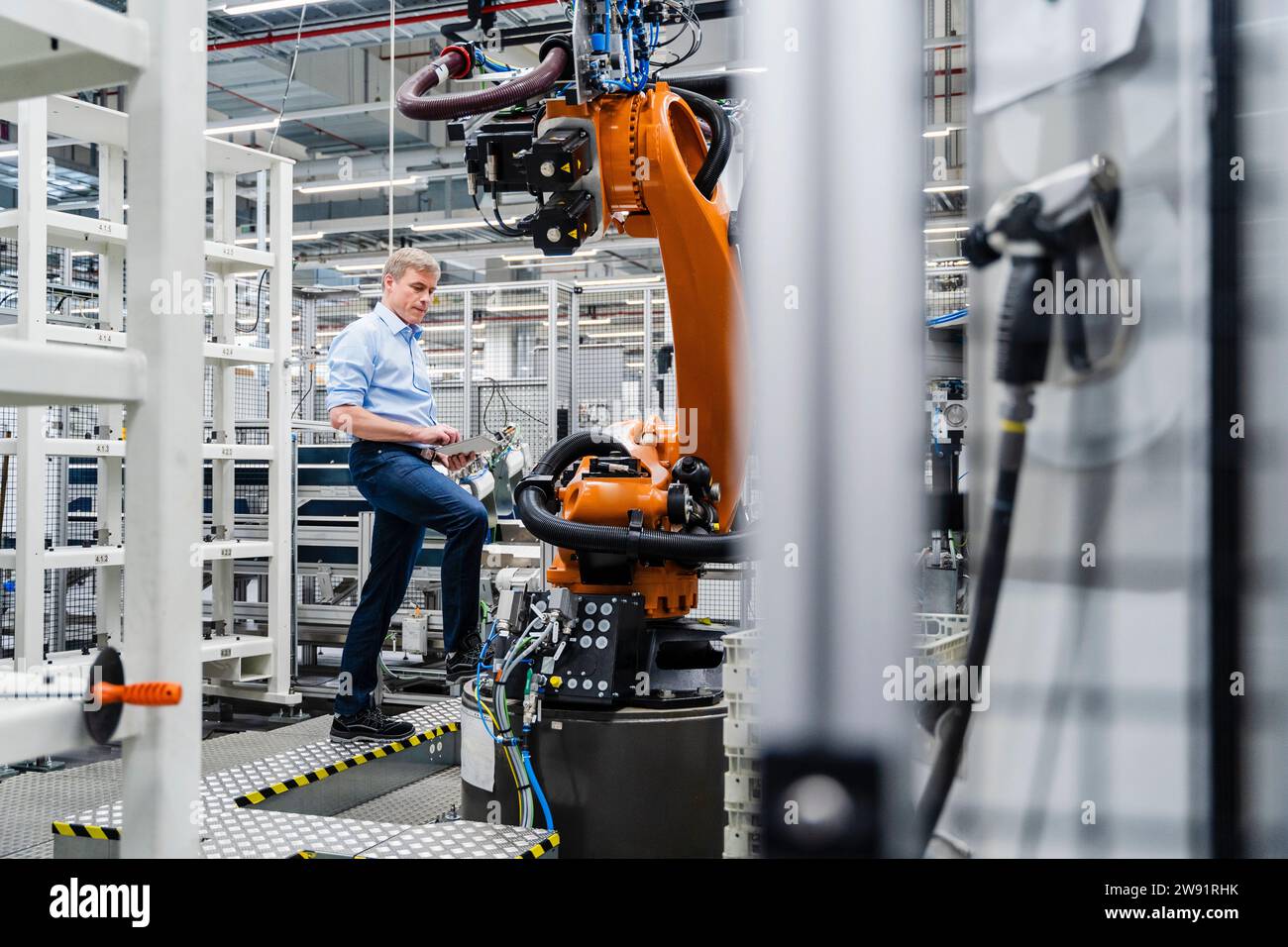 Robot using computer in shop hi-res stock photography and images - Alamy