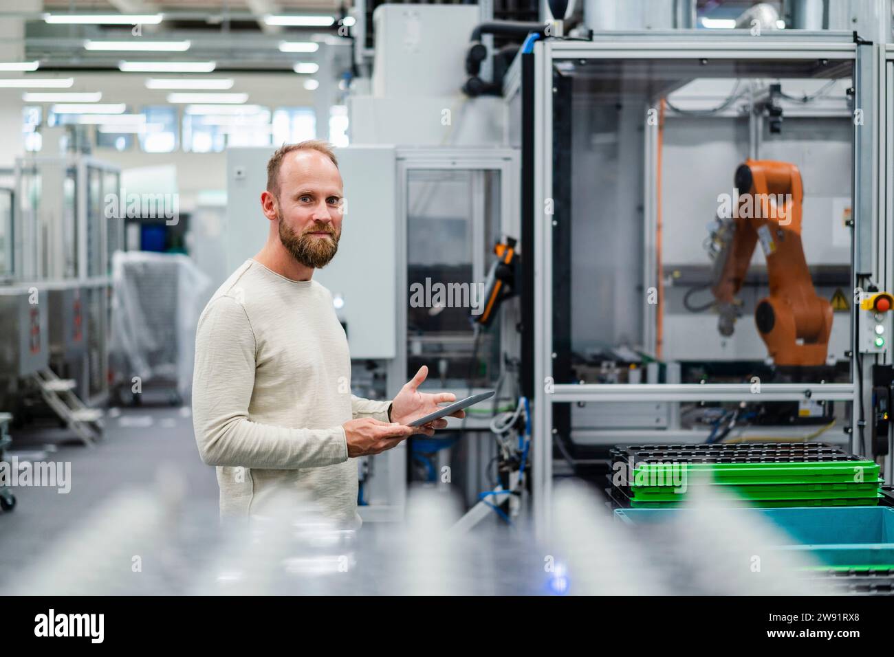 Robot using computer in shop hi-res stock photography and images - Alamy