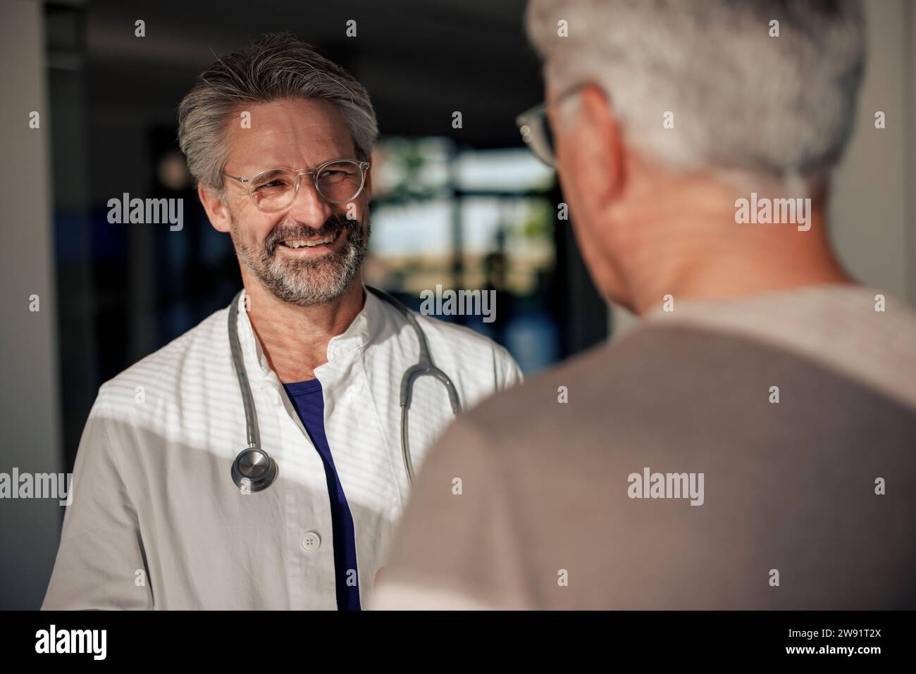 Doctor rear view hospital hi-res stock photography and images - Alamy