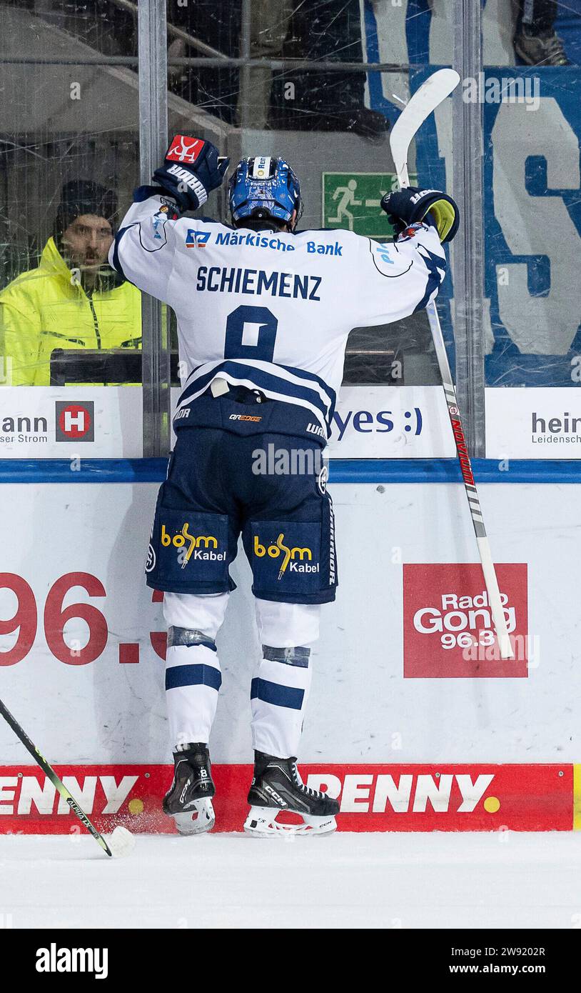 Muenchen, Deutschland. 23rd Dec, 2023. Cedric Schiemenz (Iserlohn ...