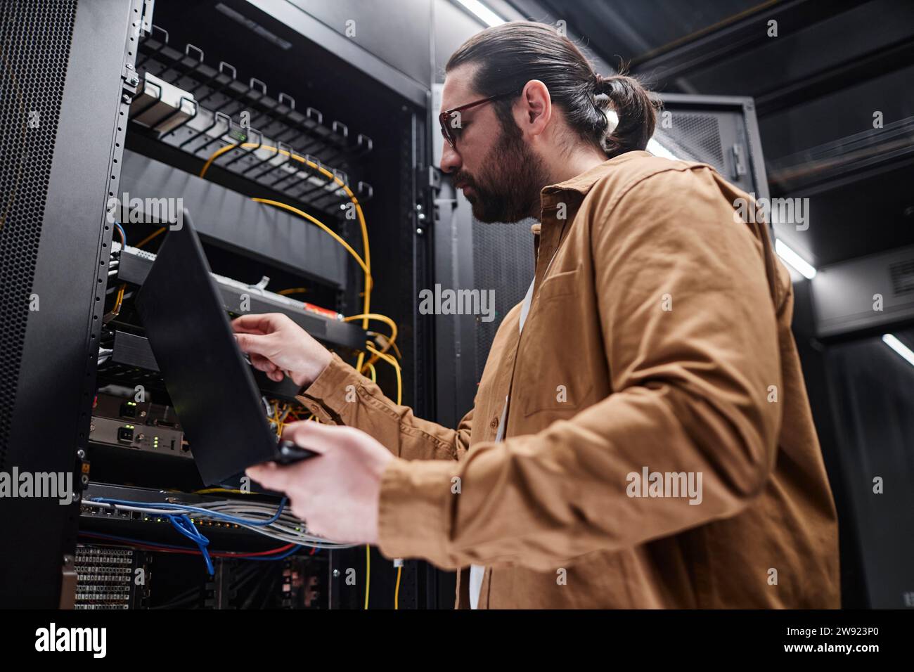 Man connecting cables panel hi-res stock photography and images - Alamy