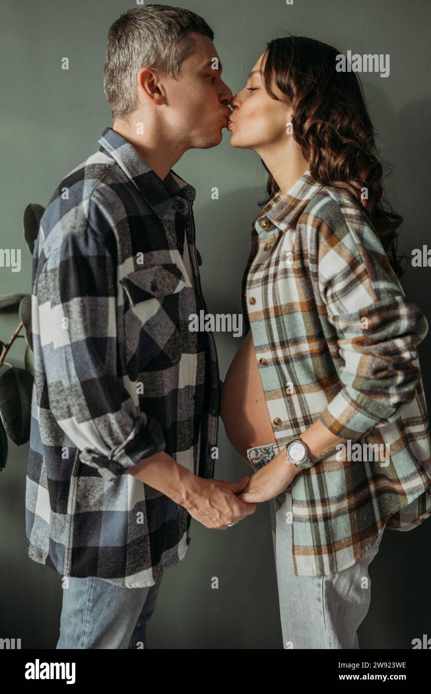 Man kissing women hand hi-res stock photography and images - Alamy