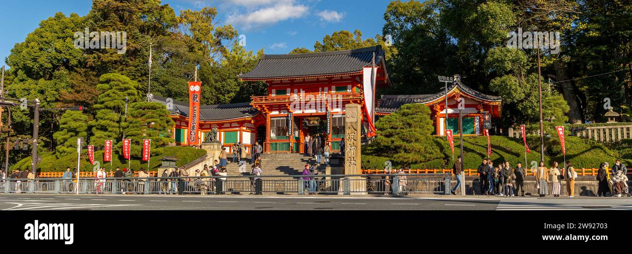 Gate yasaka shrine hi-res stock photography and images - Alamy