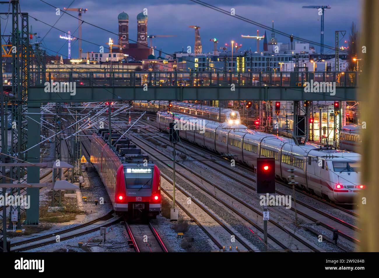 Bahnverkehr von und nach München, ICE und S-Bahn, Hauptbahnhof München ...