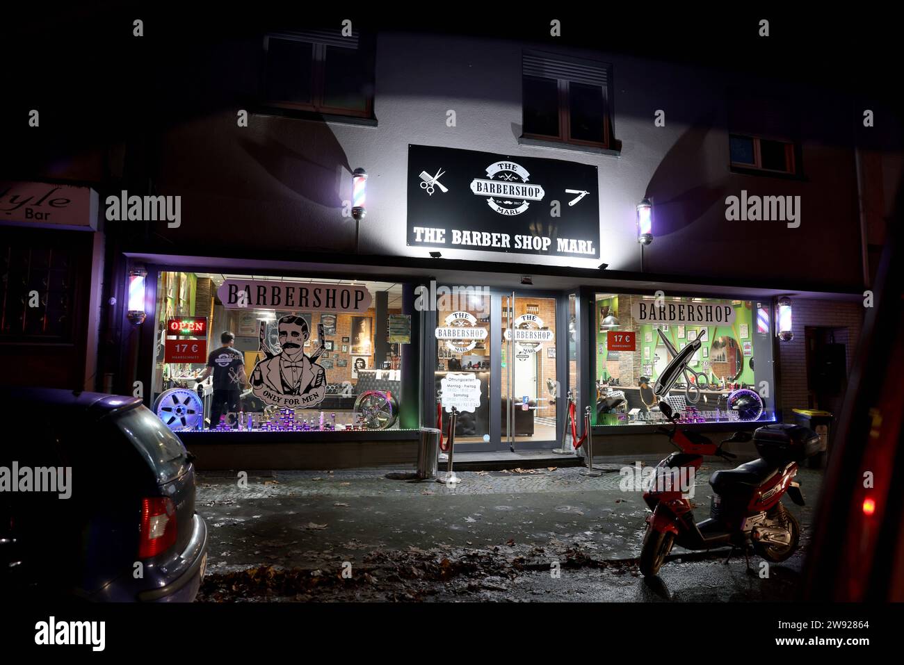 06.12.2023 Marl Barbershop in den Städten gibt es immer mehr Barbershops anstatt den Friseur . Oft haben nur Männer Zutritt . Haare schneiden und rasieren zu dumping Preisen . *** 06 12 2023 Marl Barbershop in the cities there are more and more barbershops instead of hairdressers Often only men have access Haircutting and shaving at dumping prices Stock Photo