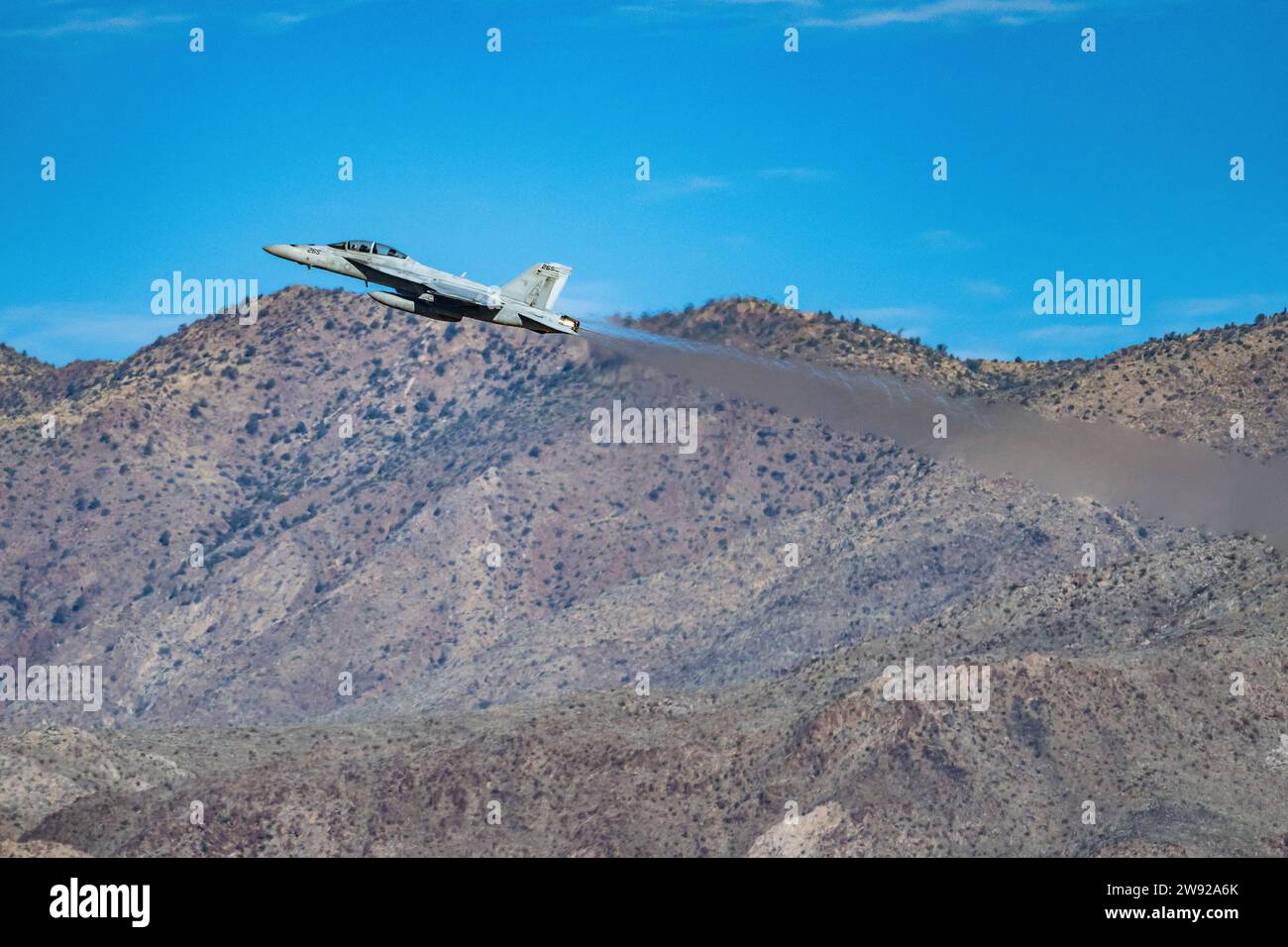 A F/A-18F Super Hornet fighter jet flying at low altitude in the desert of Southern California, USA. Stock Photo