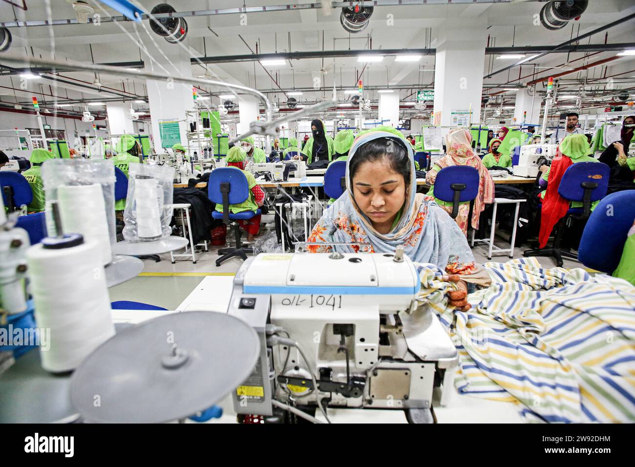 Näherinnen in der Fabrik in Dhaka Readymade garments worker works in a
