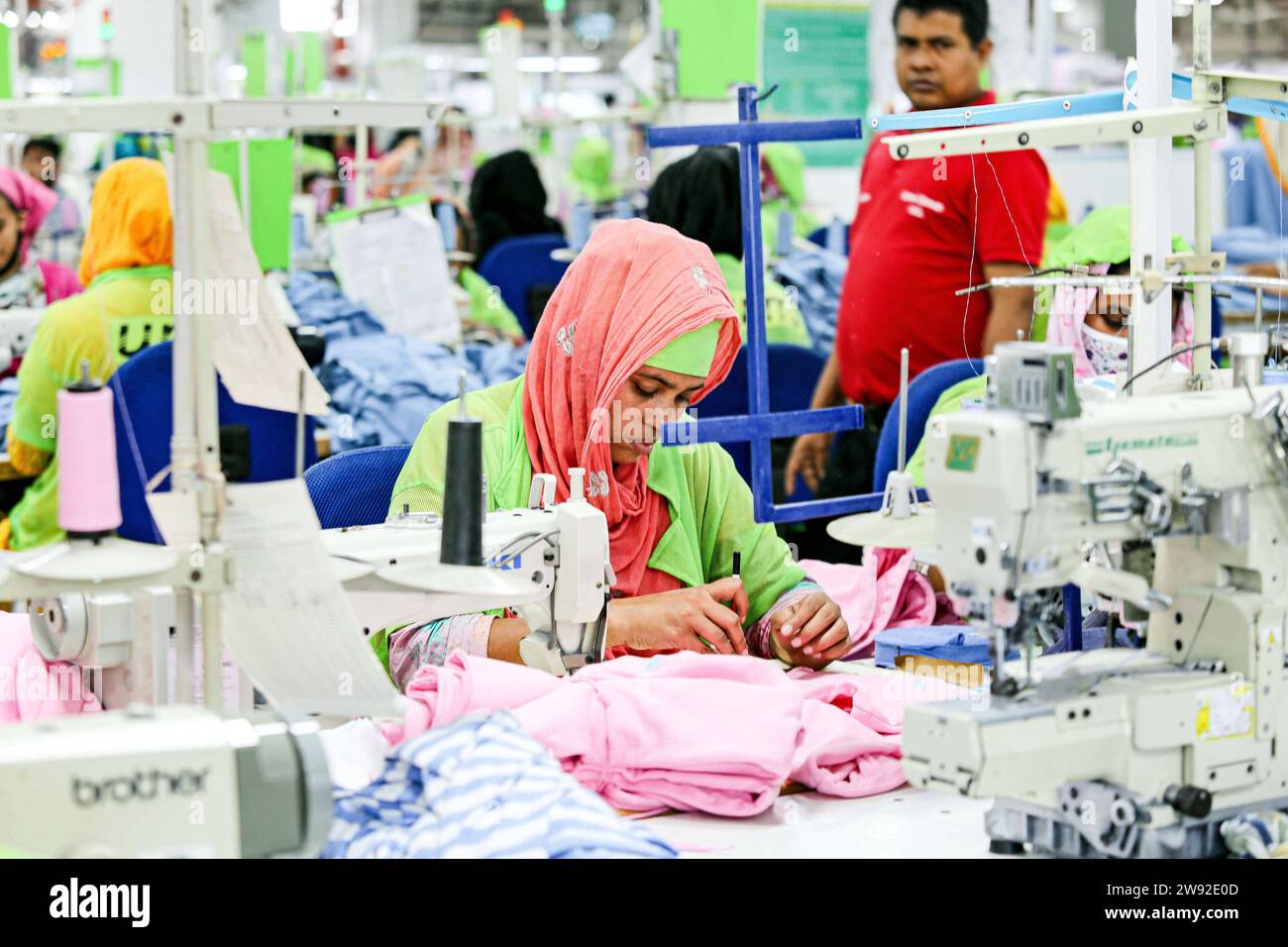 Näherinnen in der Fabrik in Dhaka Readymade garments worker works in a
