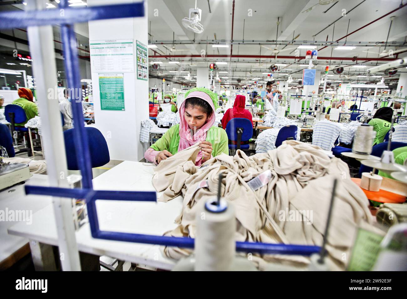 Näherinnen in der Fabrik in Dhaka Readymade garments worker works in a