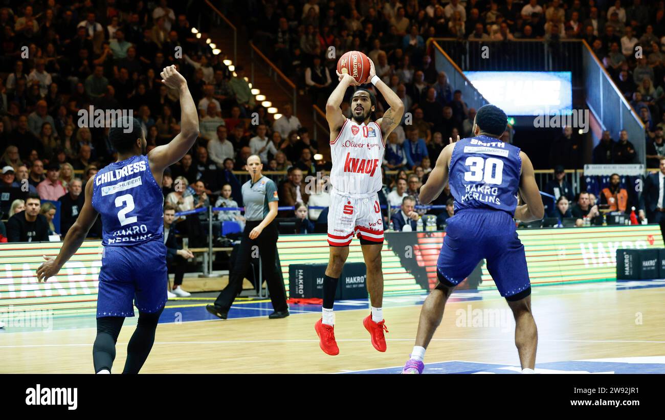 23.12.2023, HAKRO Merlins Crailsheim vs. Wuerzburg Baskets, easyCredit BBL, 12. Spieltag, Deutschland, Heidelberg, Arena Hohenlohe, Im Bild: v.li. Brandon Childress (HAKRO Merlins Crailsheim), Otis Livingston II (Wuerzburg Baskets, 0) und Galin Smith (HAKRO Merlins Crailsheim) Stock Photo