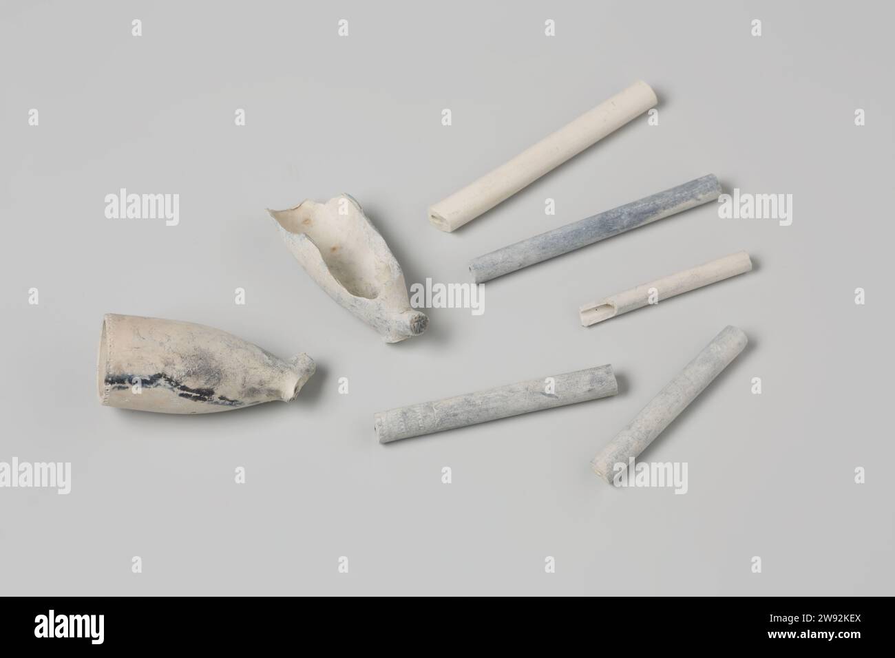 Fragments of pipe heads and pipes from the wreck of the East Indians' t Vliegend Hart, WS, 1700 - 1735  Two heads of earthen Goudse pipes: both heeled with heel brand, one of which broken. Five pieces of stem. Fragments of Bowls and Stems. Gouda pipe clay Stock Photo