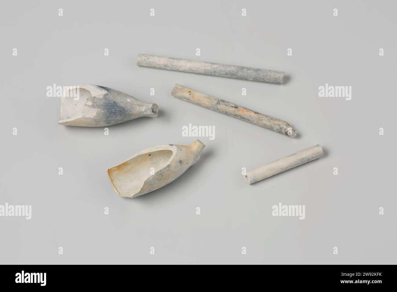 Fragments of pipes and pipe heads from the wreck of the East Indians' t Vliegend Hart, WS, 1700 - 1735  Two broken heads from an earthen Goudse Pijp, heel brand WS. Three pieces of stem. Everything blue and white. Fragments of Bowls and Stems. Gouda pipe clay Stock Photo