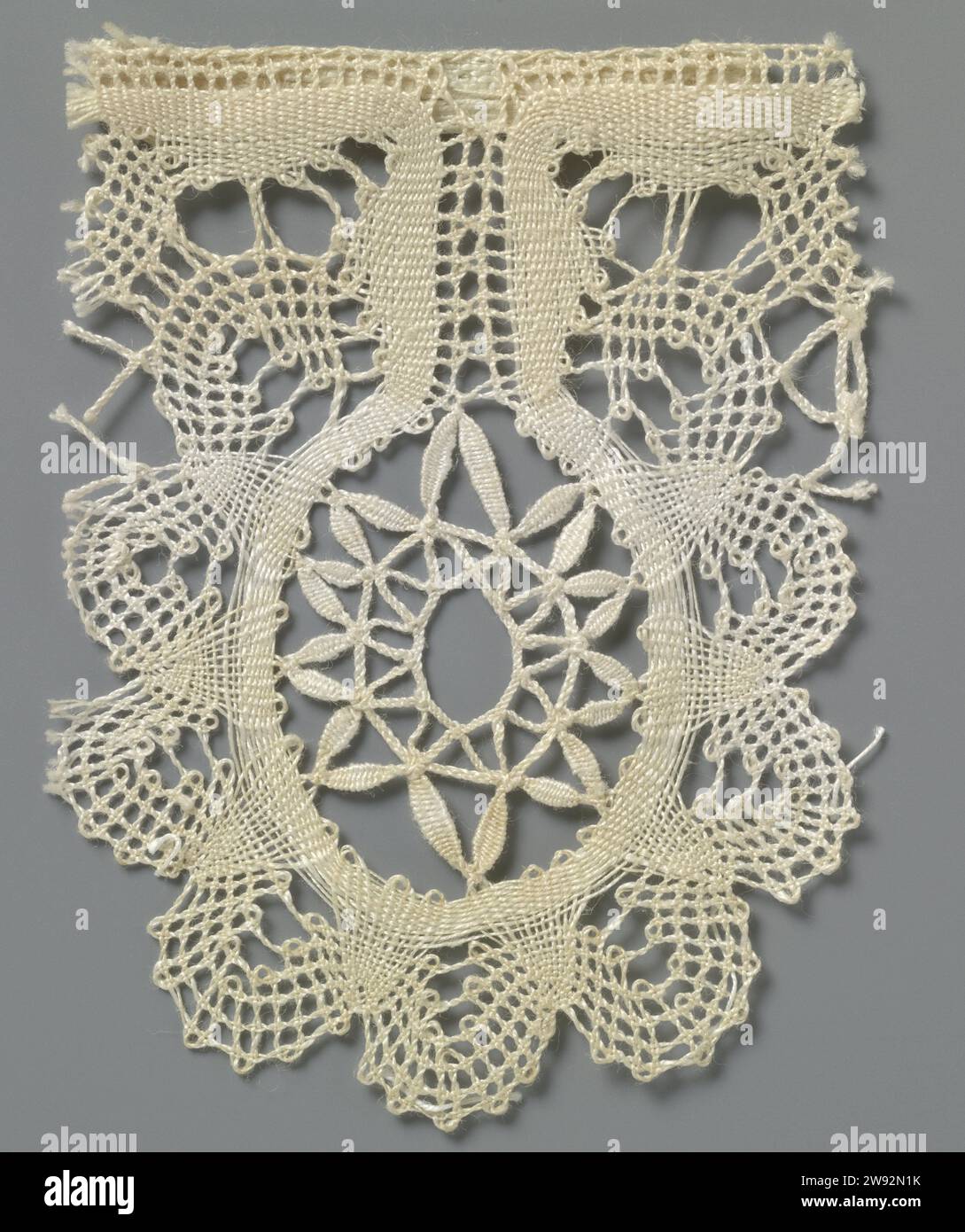 Strip bobbin with lobed oval shell with star or flower in it, anonymous ...
