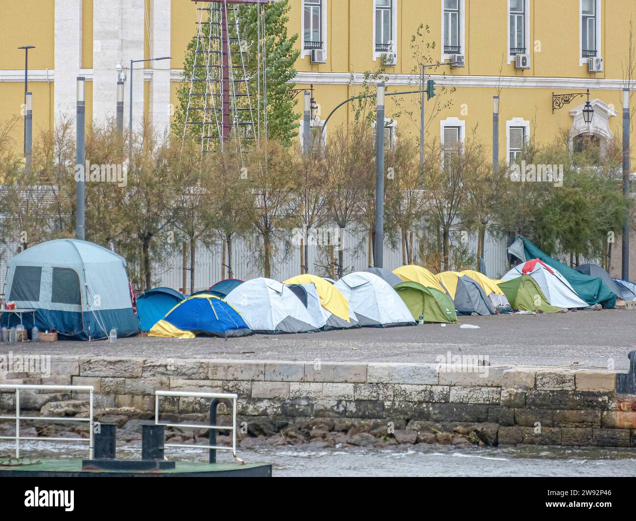 Camp for displaced emigrants next to the General Secretariat building of the Ministry of Finance, Lisbon-estremadura-portugal.12-12-2023 Stock Photo