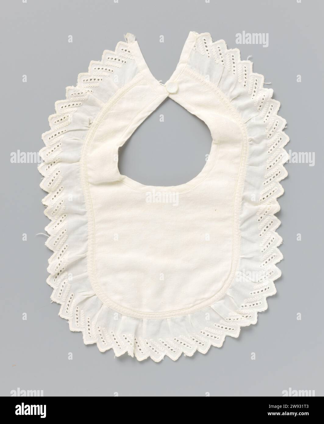 Slab of white cotton (?) With a bottom layer with woven vertical stripes and a top layer with woven crystal -shaped scattering motif with scalloped edge with English embroidery, anonymous  Slab made of white cotton (?) With a bottom layer with woven vertical stripes and a top layer with woven crystal -shaped spreading motif with scalloped edge with English embroidery.  cotton (textile) embroidering Stock Photo