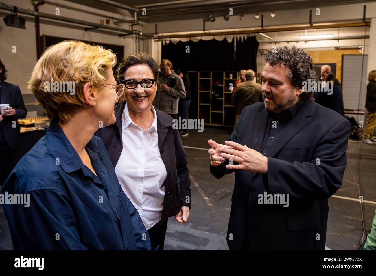 Tina Lanik (Regie) mit Charlotte Schwab (König Lear) und Intendant