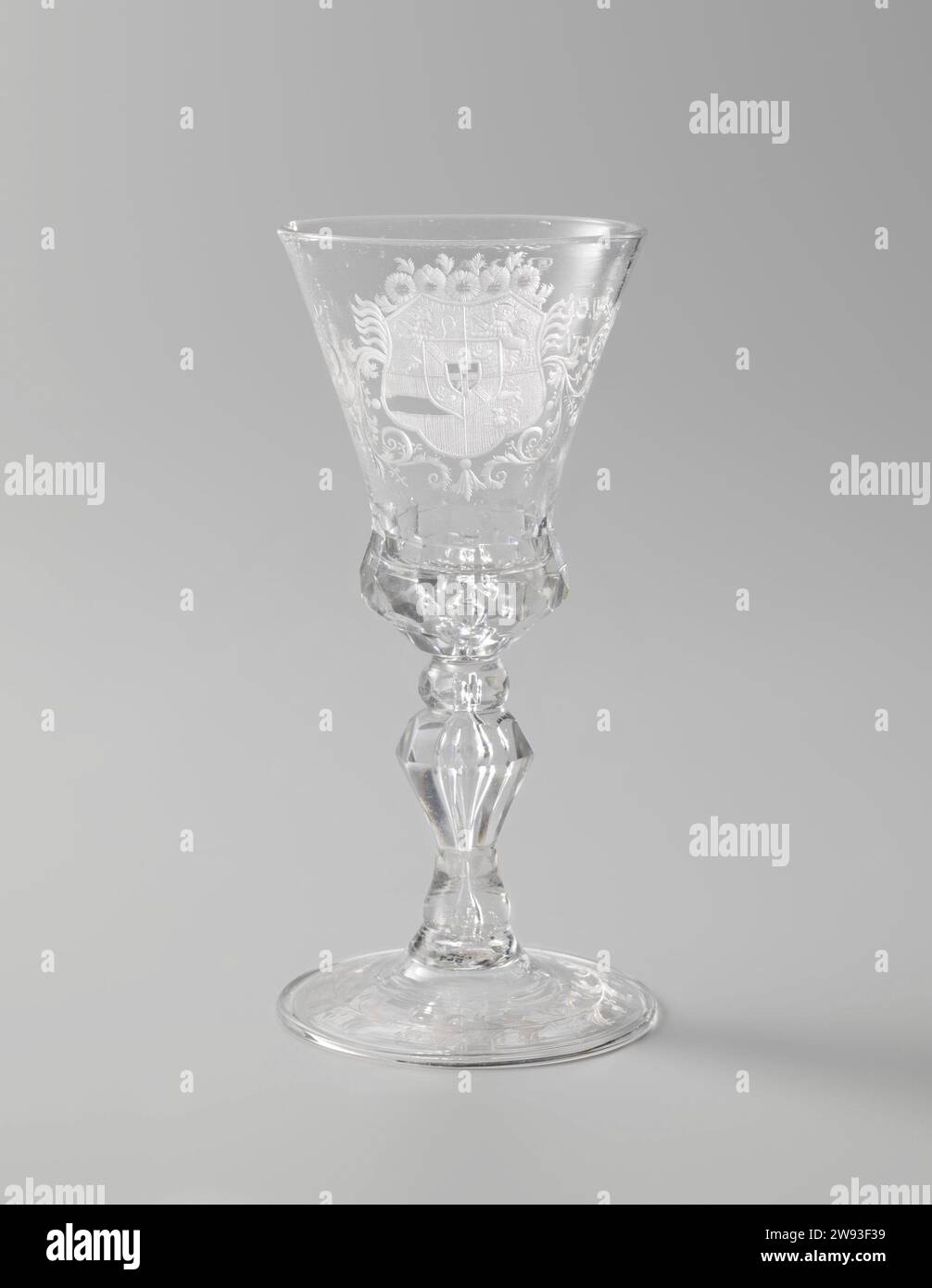 Wine glass with the arms of William IV, anonymous, c. 1730 - c. 1750 goblet Flat base with folded edge. Facet cut, baluster -shaped trunk with two knots and a tear. Klock -shaped chalice with a facet -cut underside. On the Kelk, between ranks, the coat of arms of Stadholder Prince William IV (1711-1751) crowned five sunflowers. On the reverse of the glass the inscription: Vivat // W.C.H. Friso. Prinse. // Stadh. Capt & Adm. // gener. Glassblower: Saksennorthern Netherlands glass grinding / glassblowing coat of arms (symbol of sovereignty) Stock Photo