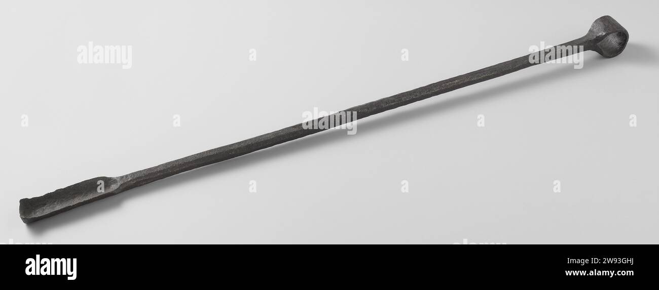 Ship carmans drill with large spoon and a handle with round cross -section, anonymous, c. 1590 - c. 1596 drill Ship carpermans drill with spoon and a handle with a round cross -section. This drill has a larger spoon than NG-NM-7664. LepelaveGaar.  iron (metal) forging  Nova Zembla. Saving Huys Stock Photo