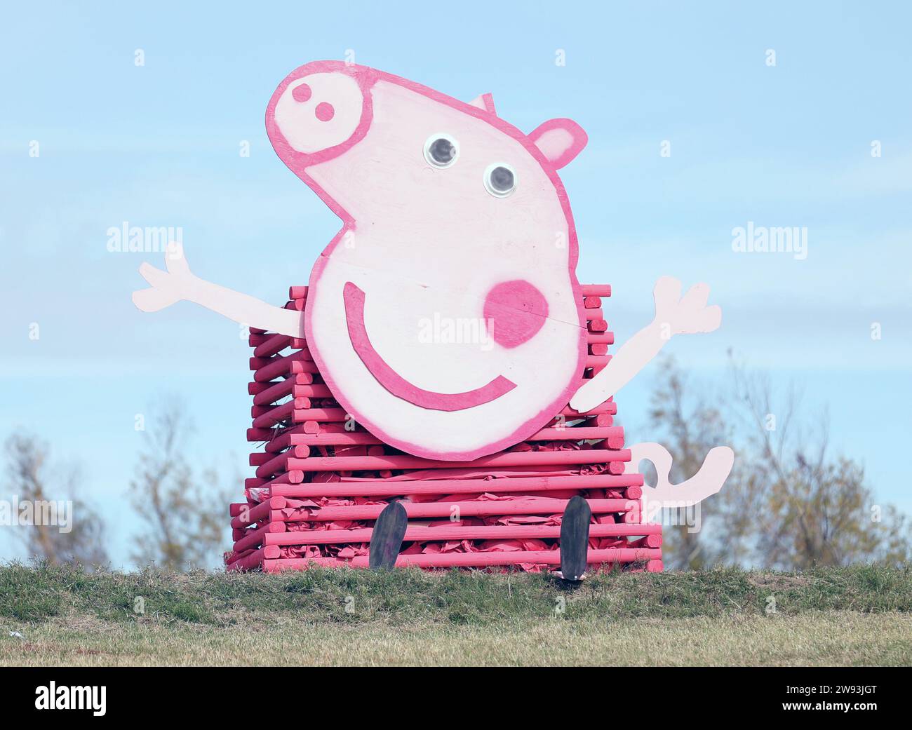 Reserve, USA. 23rd Dec, 2023. A pink piglet themed bonfire is on displayed on the River Road in Edgard, Louisiana on Saturday, December 23, 2023. (Photo by Peter G. Forest/Sipa USA) Credit: Sipa USA/Alamy Live News Stock Photo