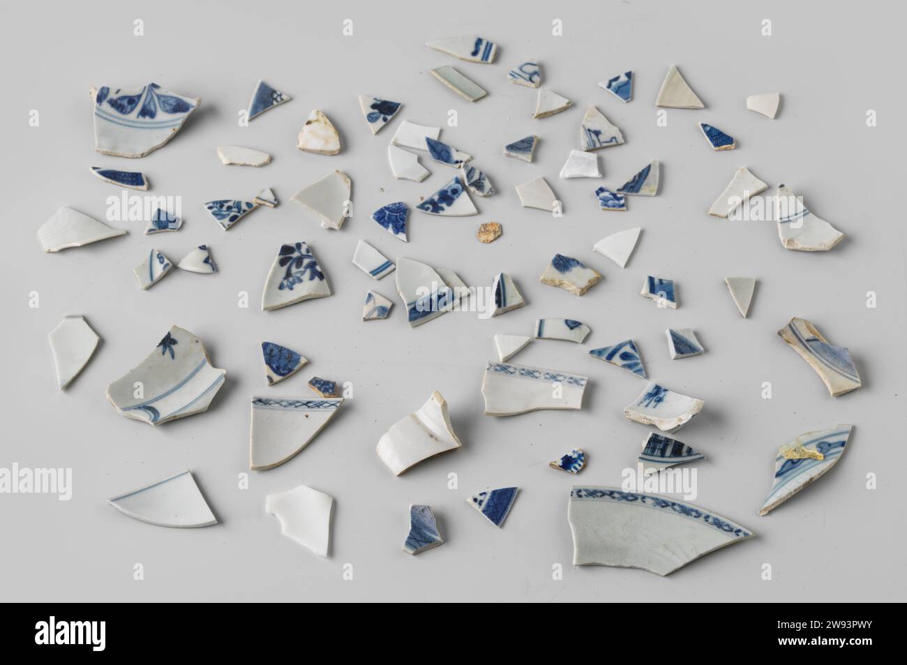 Porcelain shards of plates and bowls, found at v.o.c. -ship Witte 