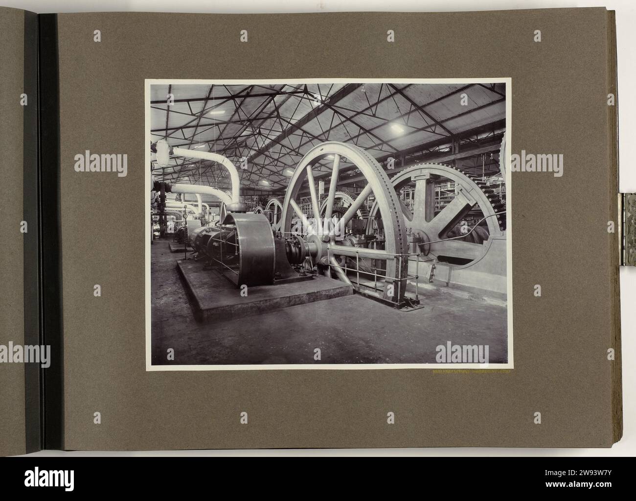 Molen Machine Noordbatterij, 1917 photograph Inside of a factory hall ...