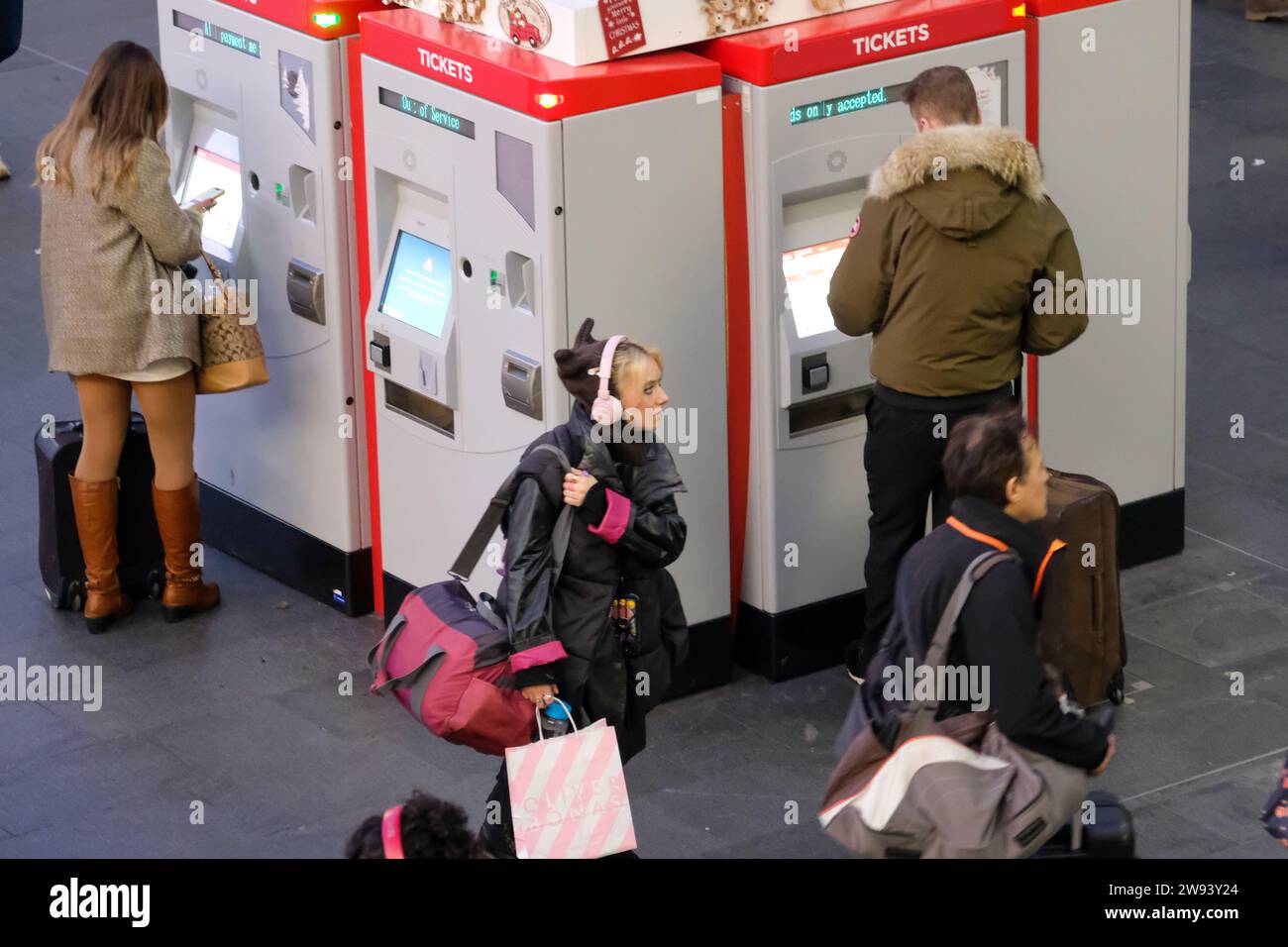 london-uk-23rd-december-2023-festive-travellers-at-king-s-cross