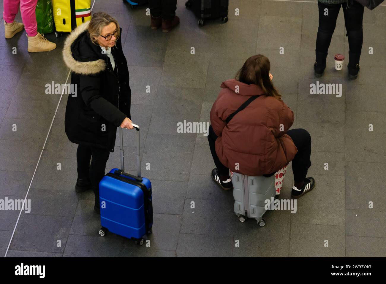 london-uk-23rd-december-2023-festive-travellers-at-king-s-cross