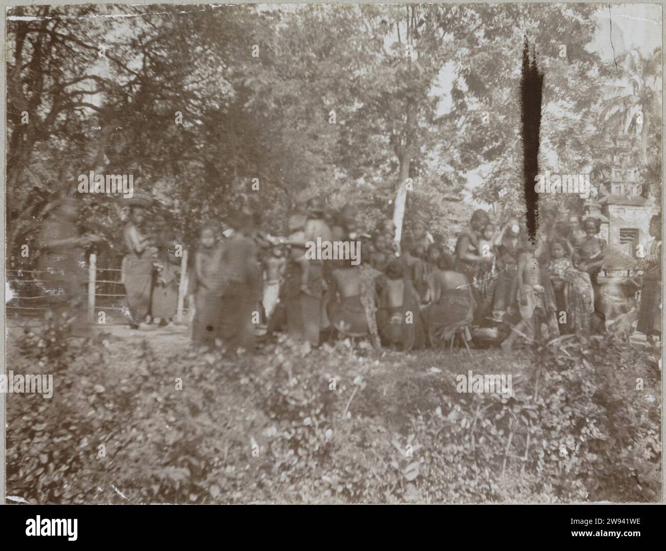 group-people-at-corpse-burning-party-bali-1910-photograph-photo-taken