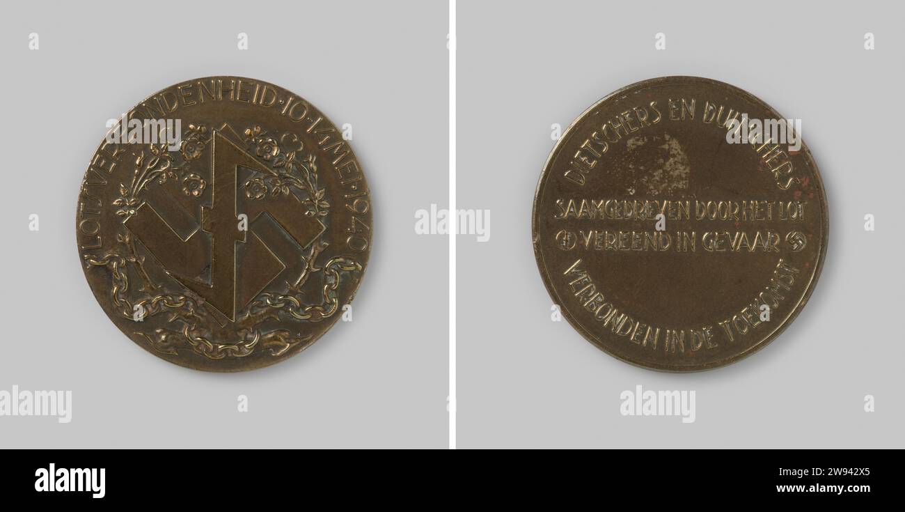 Cabinage of NSB and Germans in 1940, 1940 - 1941 medal Bronze medal. Front: swastika with Wolfsangel of the NSB with a rose branch on both sides. Under a chain with a change in a chain. Reverse: text with the NSB sign on the left and a swastika on the right. designer: Larenmanufacturer: Zeist bronze (metal) striking (metalworking)  Germany. Netherlands Stock Photo