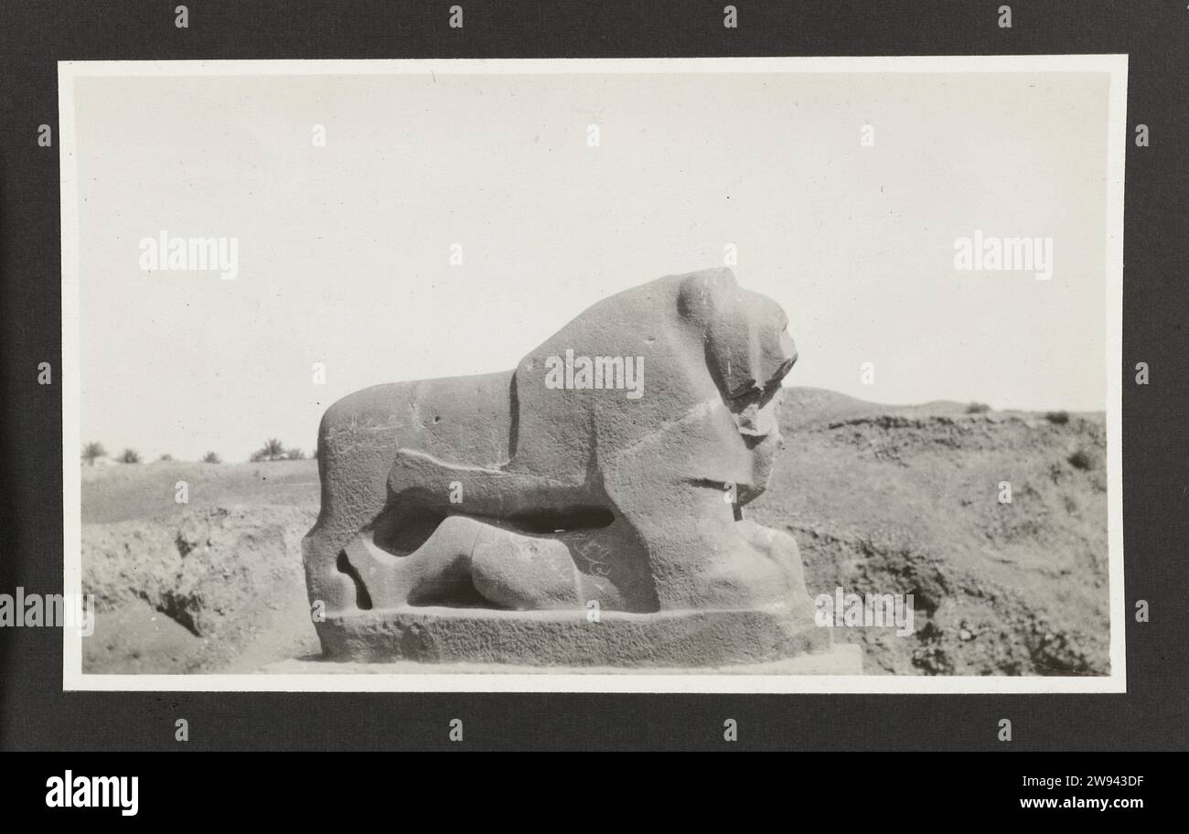 Image of Lion and Man in Babylon, Hillah, 1925 photograph Image carved from basalt. unknown paper. cardboard gelatin silver print  Irak Stock Photo